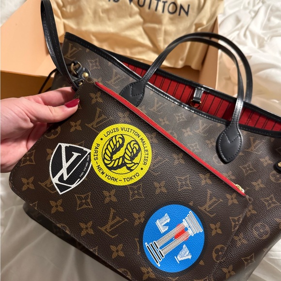 Louis Vuitton World Tour Purse With Wristlet - Picture 8 of 9